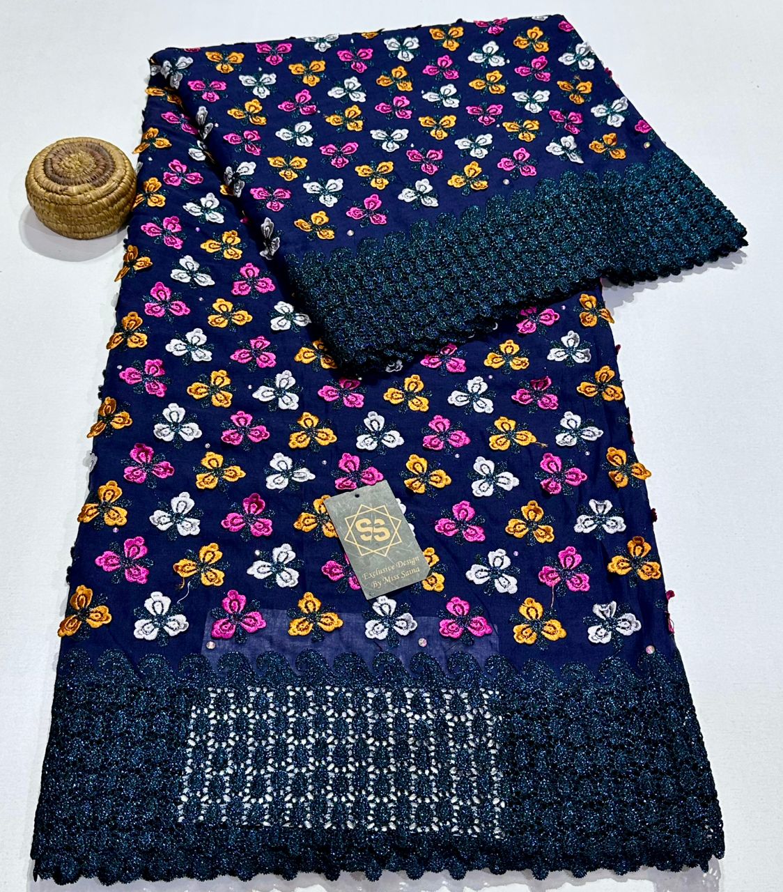 APPLIQUE LACES